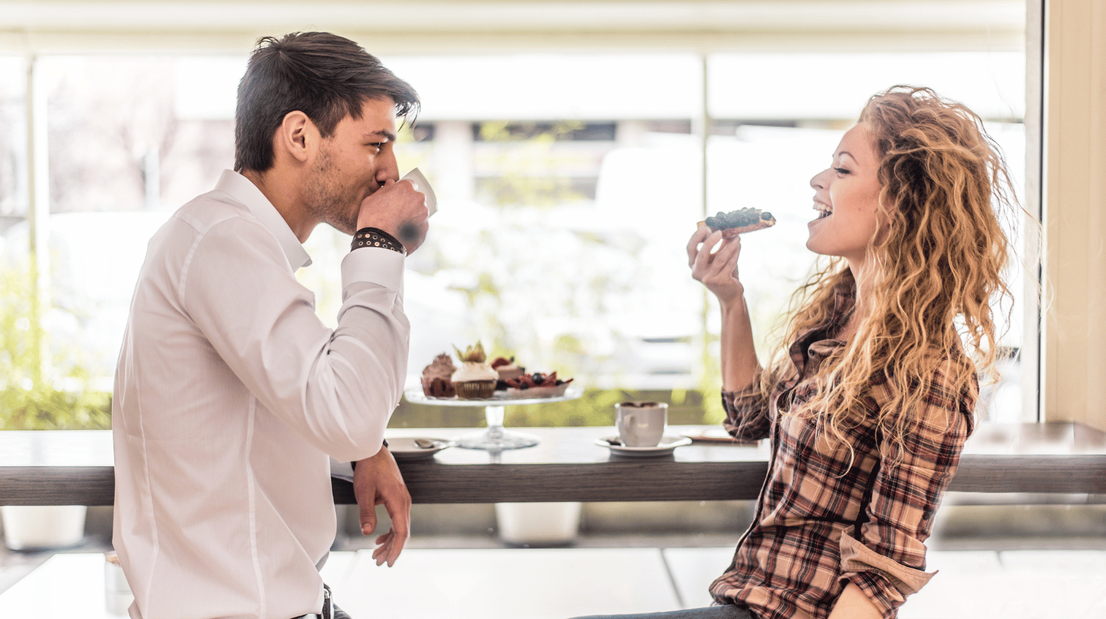 Da li je kafa dobra ideja za prvi sastanak — ili crvena zastavica?