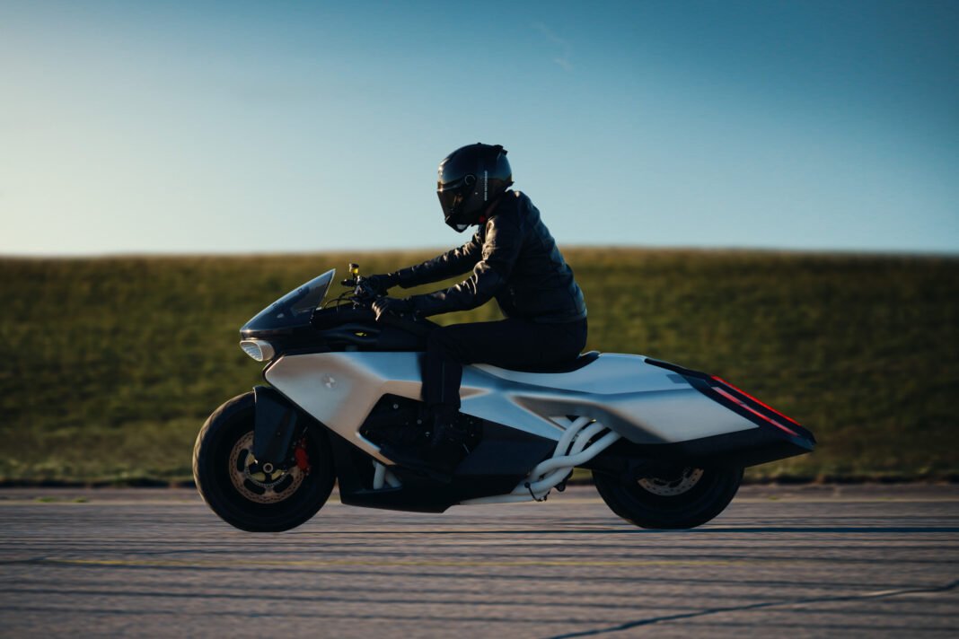 BMW Vision K18: luksuzni motocikl budućnosti sa šest cilindara i siluetom inspirisanom Konkordom Foto: BMW Group PressClub / BMW Motorrad