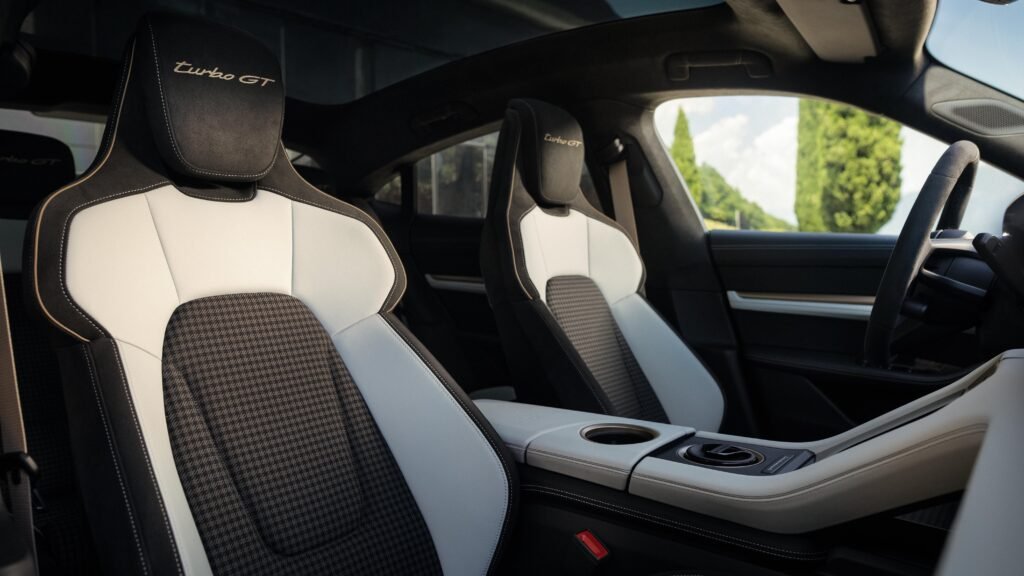 Pepita sedišta i personalizovani enterijer Porsche Taycan Turbo GT modela