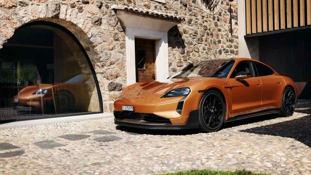 Crni detalji i elementi u Neodyme nijansi stvaraju kontrast prema toploj boji karoserije. Foto: Porsche AG