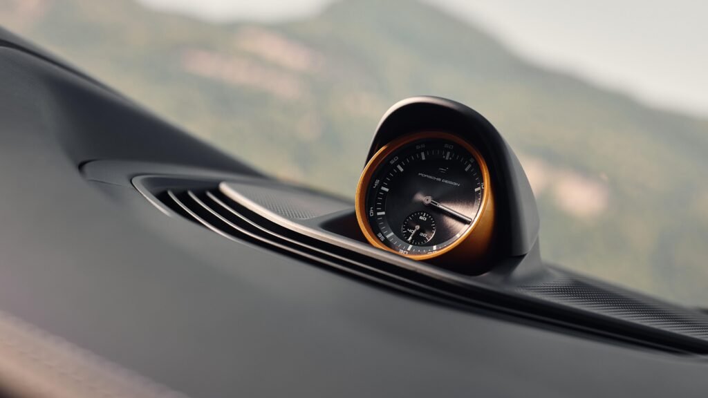 Sport Chrono sat ponavlja Nordicgoldmetallic nijansu spoljašnjosti automobila. Foto: Porsche AG