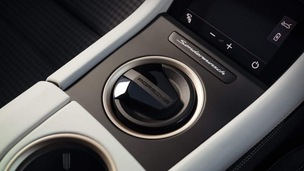 Porsche Taycan Turbo GT Sonderwunsch u Nordicgoldmetallic boji sa pogledom na planine