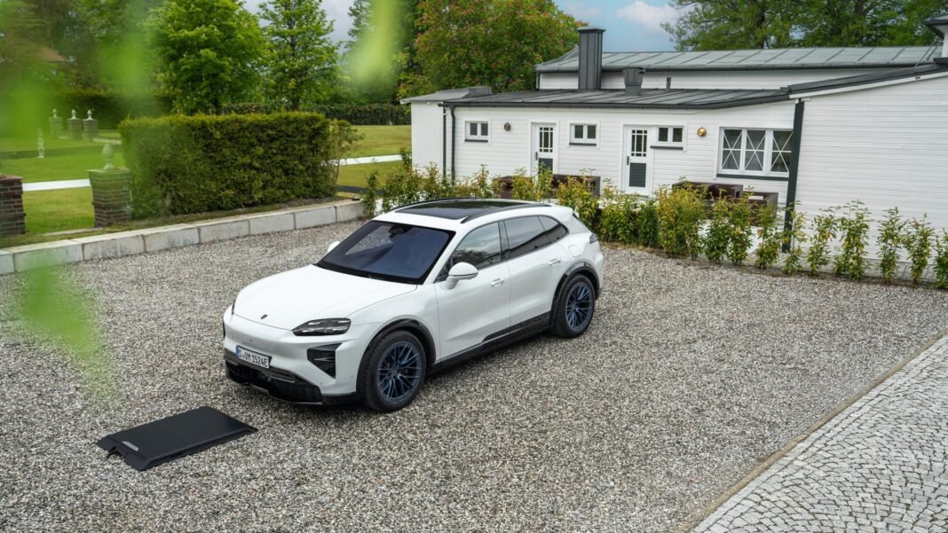 Porsche Cayenne Electric više ne morate ni da priključite na punjač — dovoljno je da ga parkirate iznad ove ploče Porsche Cayenne Electric više ne morate ni da priključite na punjač — dovoljno je da ga parkirate iznad ove ploče