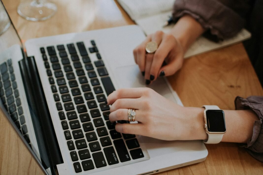 Psihologija prvog utiska na internetu: zašto jednom sajtu verujemo, a drugom ne Ruke žene na tastaturi laptopa na drvenom stolu pri dnevnoj svetlosti